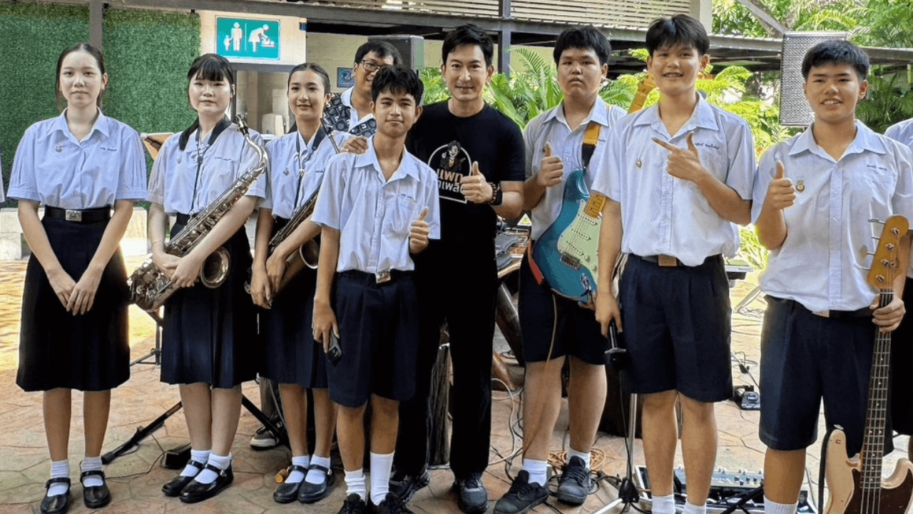 เลือดศิลปินแรง! “แพท พาวเวอร์แพท” ทนดูไม่ไหว ขอช่วยซ่อมกีตาร์น้องนักเรียนที่เล่นเปิดหมวก