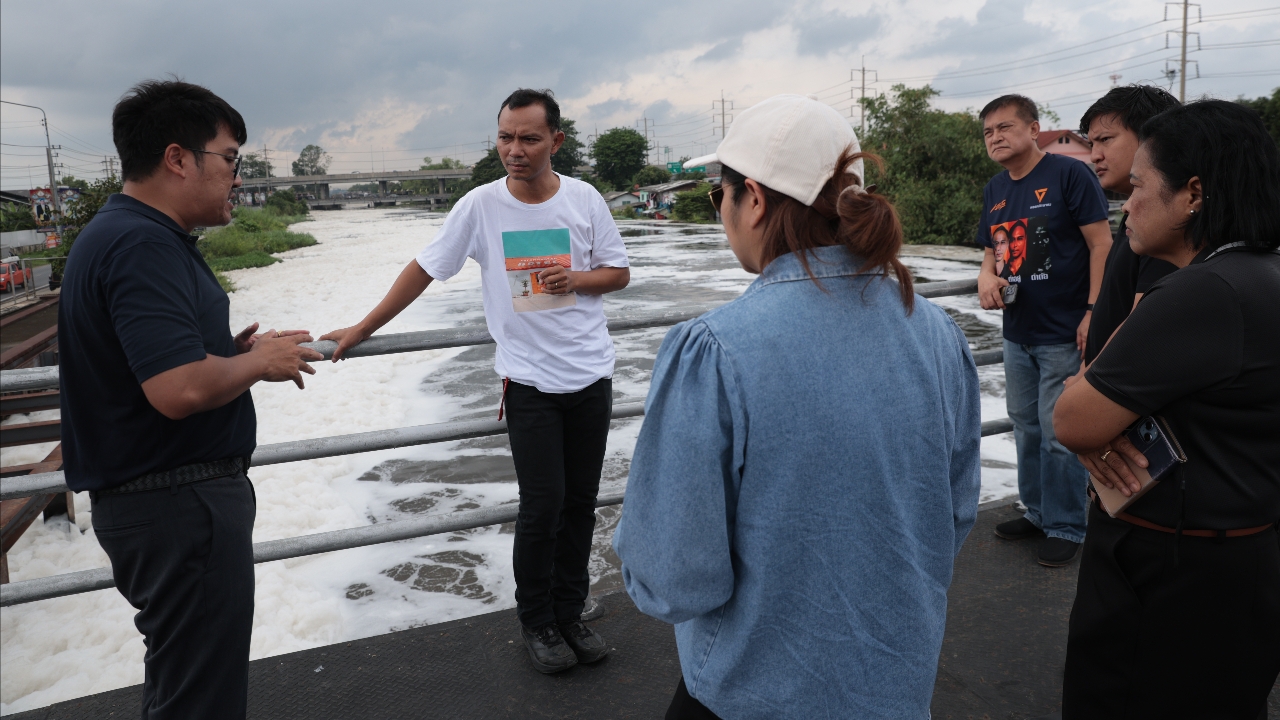“เชตวัน” สำรวจพื้นที่ปากคลองรังสิต เผยฟองขาวลอยผิวน้ำเกิดจากการสูบน้ำเสียท่วมขังมารวมจุดเดียว