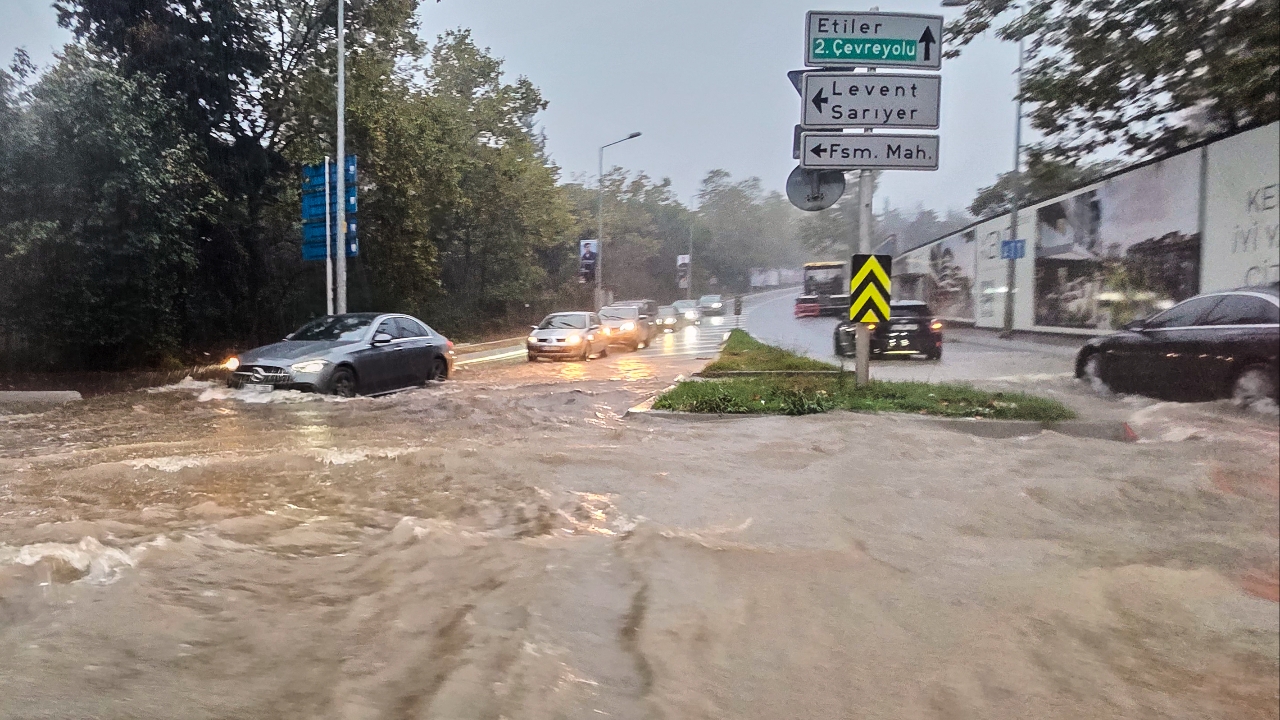 ฝนถล่มอิสตันบูล น้ำท่วมฉับพลันซัดรถลอยกลางถนน สั่งปิดโรงเรียนทั่วเมือง