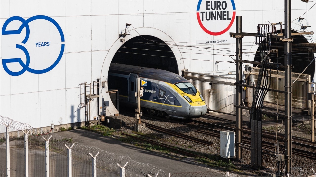 รถบัสพุ่งชนรถไฟบรรทุกสินค้าในฝรั่งเศส มีผู้บาดเจ็บ 19 ราย