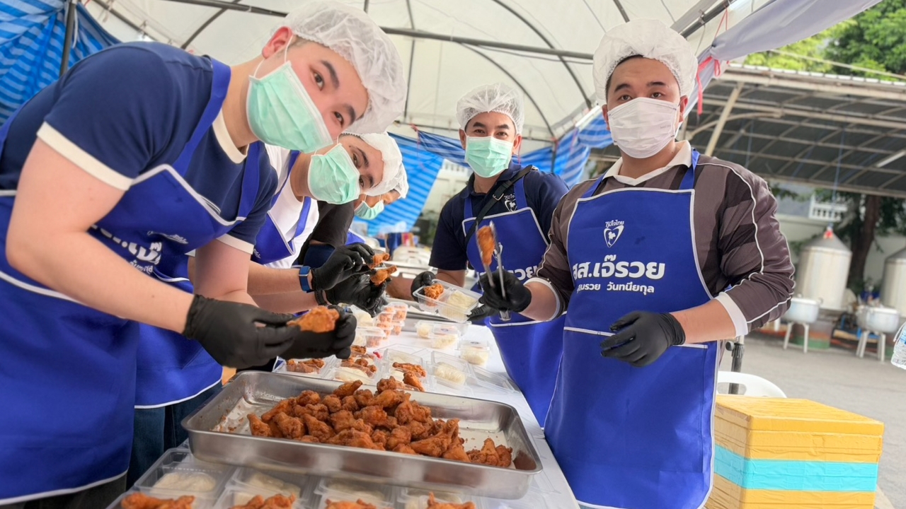“สุขสมรวย” ขนอาหารคาว-หวาน เสิร์ฟโรงครัวภูมิใจไทย คนยังวอล์คอินรับอาหารแน่น