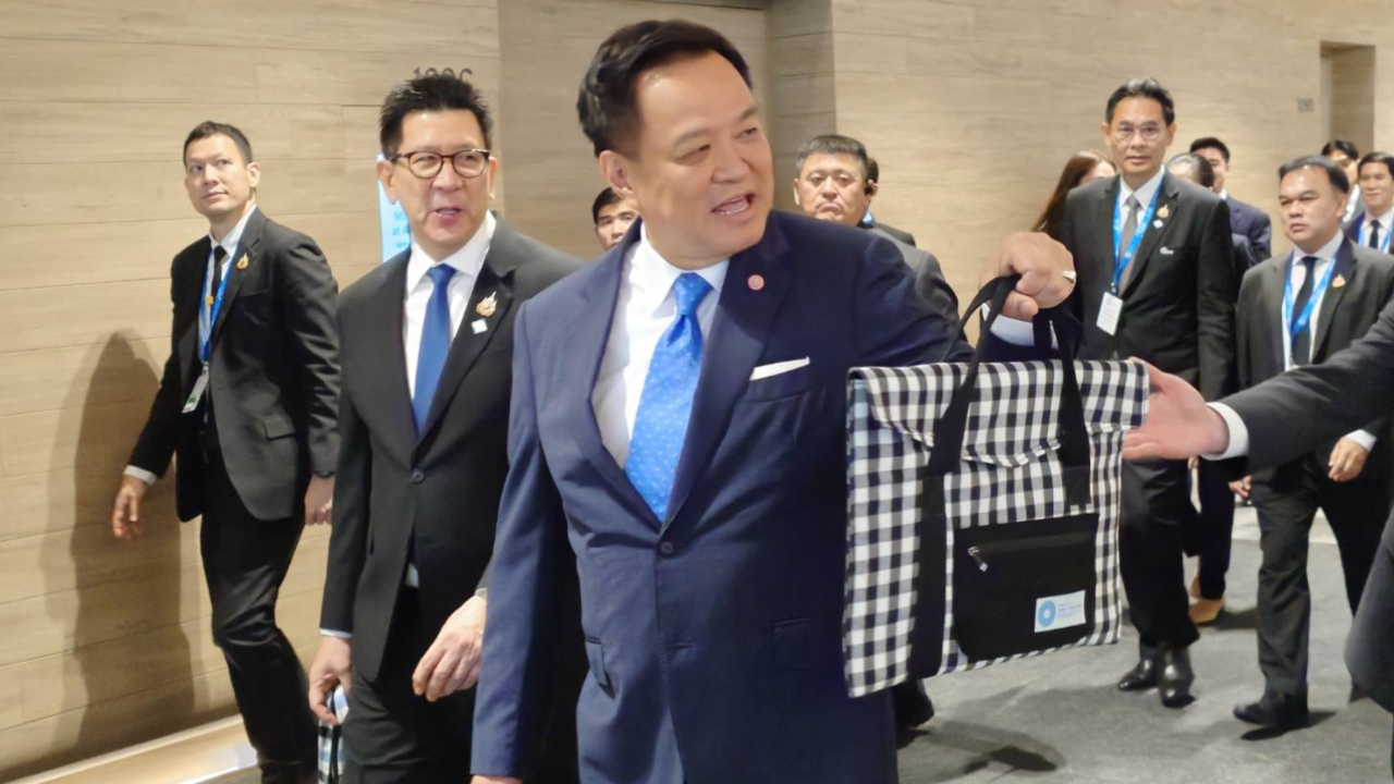 “อนุทิน” ต่อคิวสั่งกาแฟ ทักทายประธาน Fed  อวดกระเป๋าลายผ้าขาวม้า ถาม “เท่ไหม”