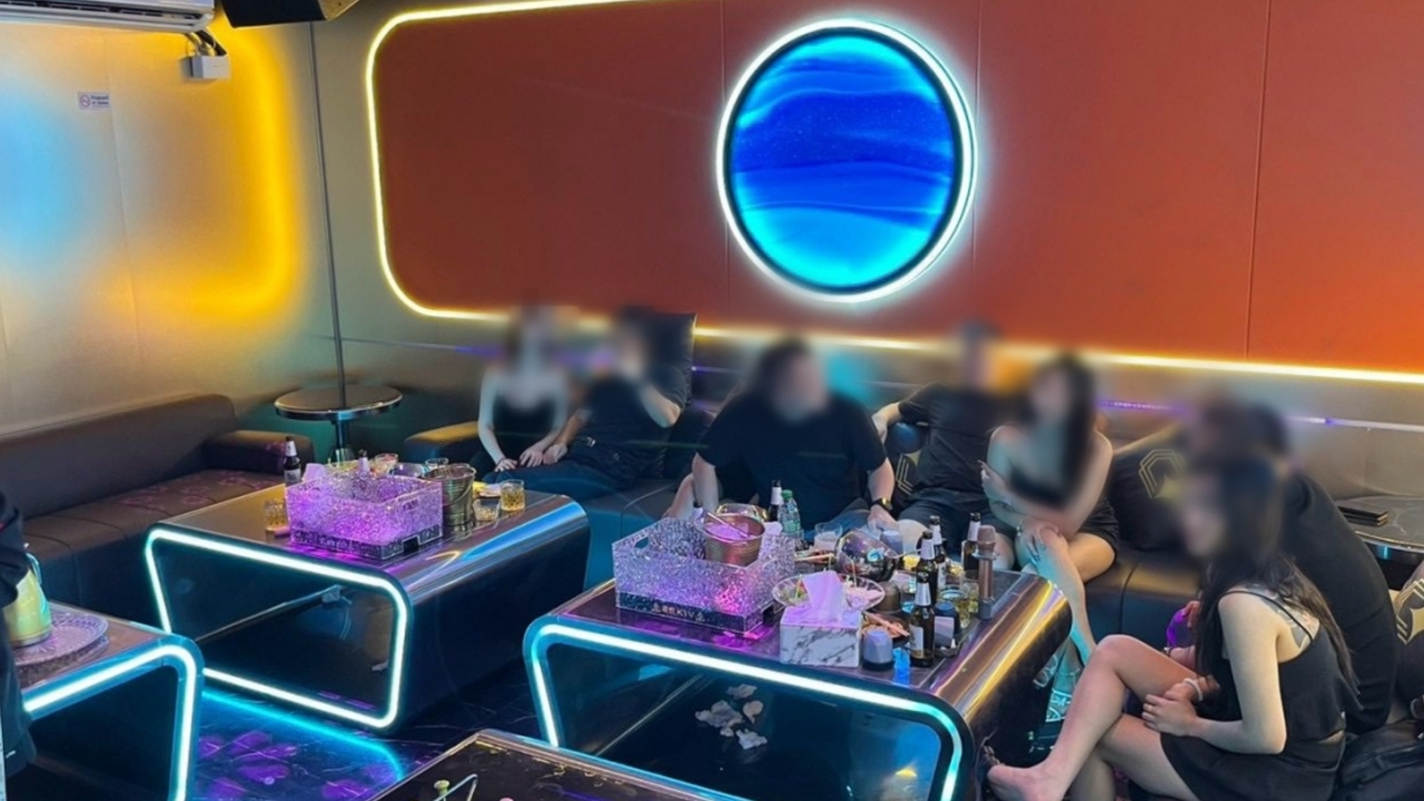 มท.2 นำทีมเปิดปฏิบัติการ “สิงห์ปราบห้องลับ” ทลาย KTV ระยอง แฝงค้ากาม-ไร้ใบอนุญาต