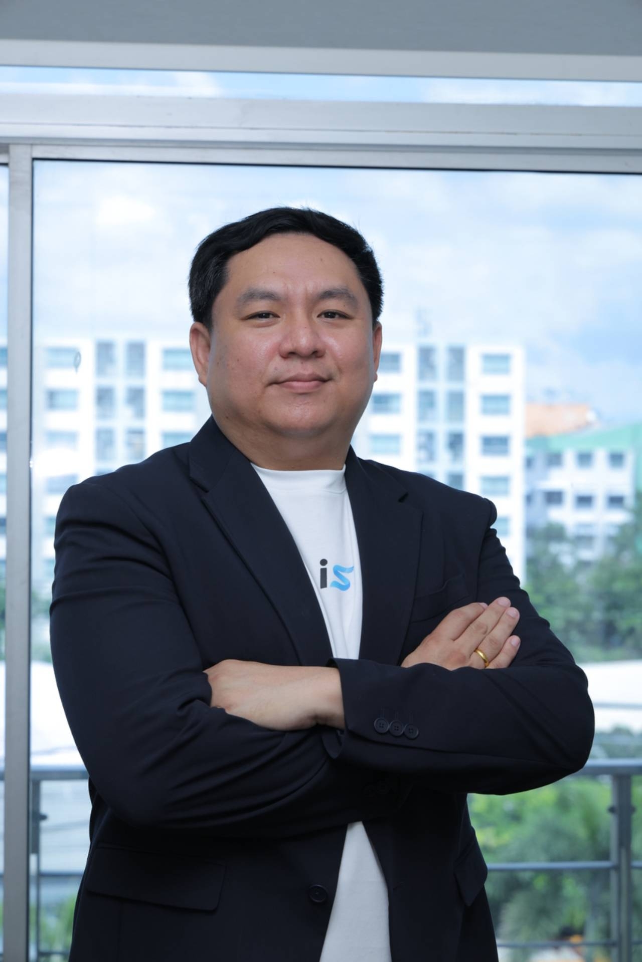  คุณพีระศักดิ์ แซ่ตั้น CEO & Co-Founder และผู้ร่วมก่อตั้งกลุ่มธุรกิจ Technology & Logistics Ecosystem ผู้เชี่ยวชาญในวงการกว่า 15 ปี เขาไม่ได้หยุดอยู่แค่การรับรู้ปัญหา แต่เลือกลงมือสร้าง “ทางออก” เพื่อต่อลมหายใจให้ผู้ประกอบการไทย