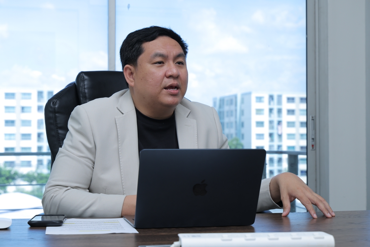 พีระศักดิ์ สะท้อนภาพการเข้ามาของทุนต่างชาติที่ทำให้คนไทยเสียเปรียบไว้อย่างน่าสนใจ “ทุกวันนี้พ่อค้าแม่ค้าออนไลน์ไทยไม่ได้เก่งน้อยไปกว่าใคร เพียงแต่เมื่อทุนต่างชาติเข้ามาพร้อมกับร้านค้าข้ามชาติ ต้นทุนของเรากลับพุ่งสูงกว่าเขาทันที ทั้งภาษี ค่าธรรมเนียม และค่าจัดส่ง สุดท้ายแม้จะขายของได้ แต่กำไรกลับแทบไม่เหลือ”