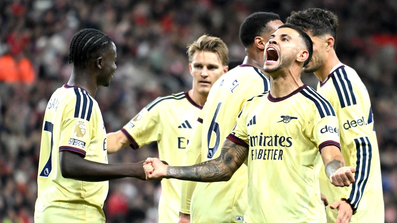 Arsenal Triumphs Over Sunderland to Top Premier League