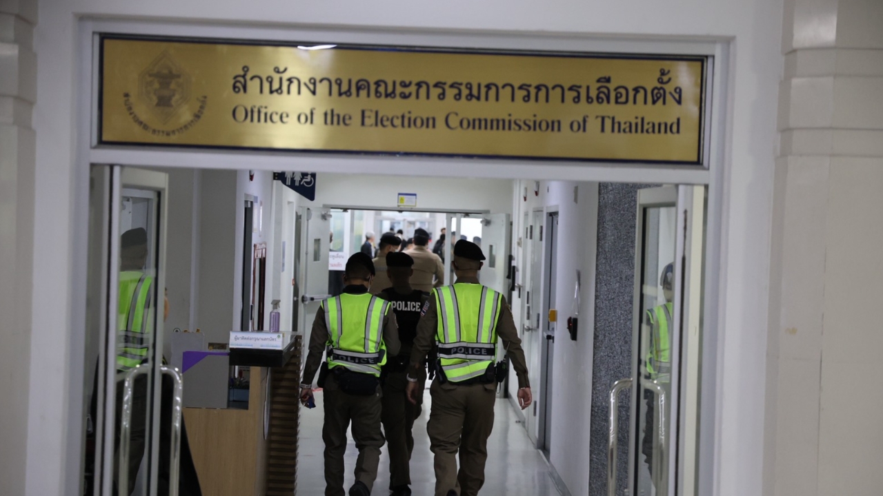 เริ่มแล้ว กกต.ประชุมลงมติสำนวนฮั้ว สว. 229 คน  ตำรวจ 200 นายคุมเข้มรอบสำนักงาน ก่อนแถลงผล 15.00 น.