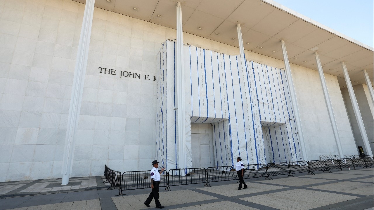 Kennedy Center ปิดปรับปรุง 2 ปี หลังศาลห้ามใส่ชื่อ Trump บนตัวอาคาร