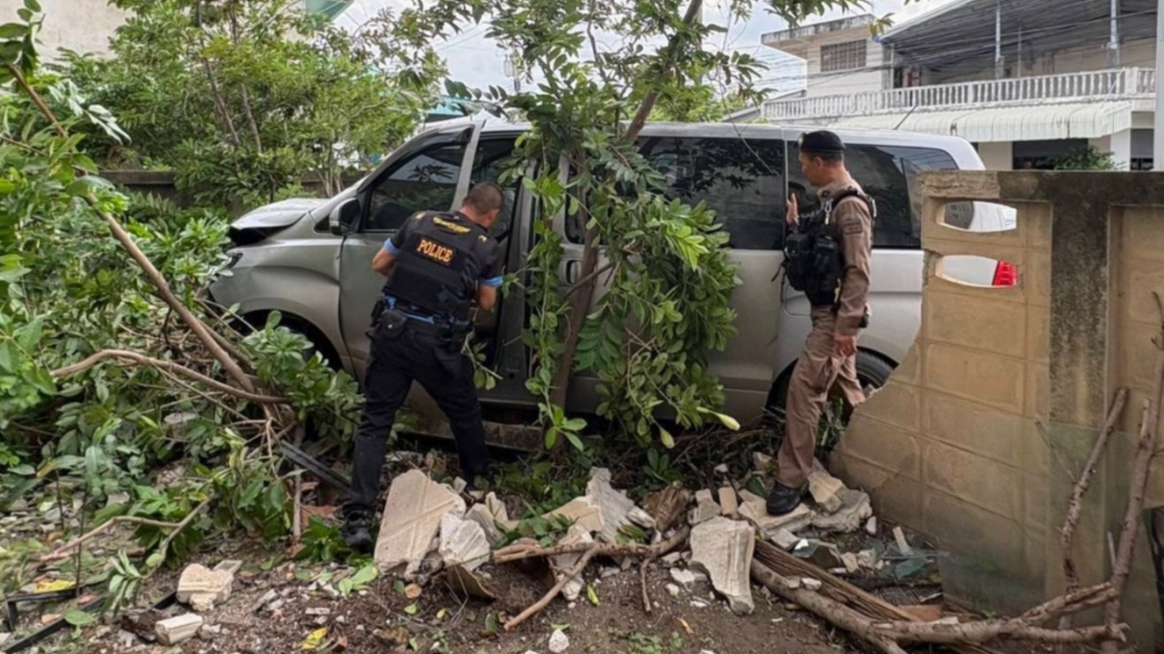 หนุ่มซิ่งรถตู้หนีตำรวจ พุ่งชนรั้วบ้าน ผงะเจอไอซ์ 464 กก. สารภาพรับค่าจ้างไปแต่งงาน