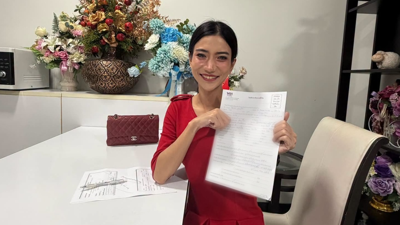 “แก้วตา ธิษะณา” สวมชุดสีแดง สมัครสมาชิกพรรคเพื่อไทยแล้ว พร้อมย้ำหลักการที่ยืนหยัด