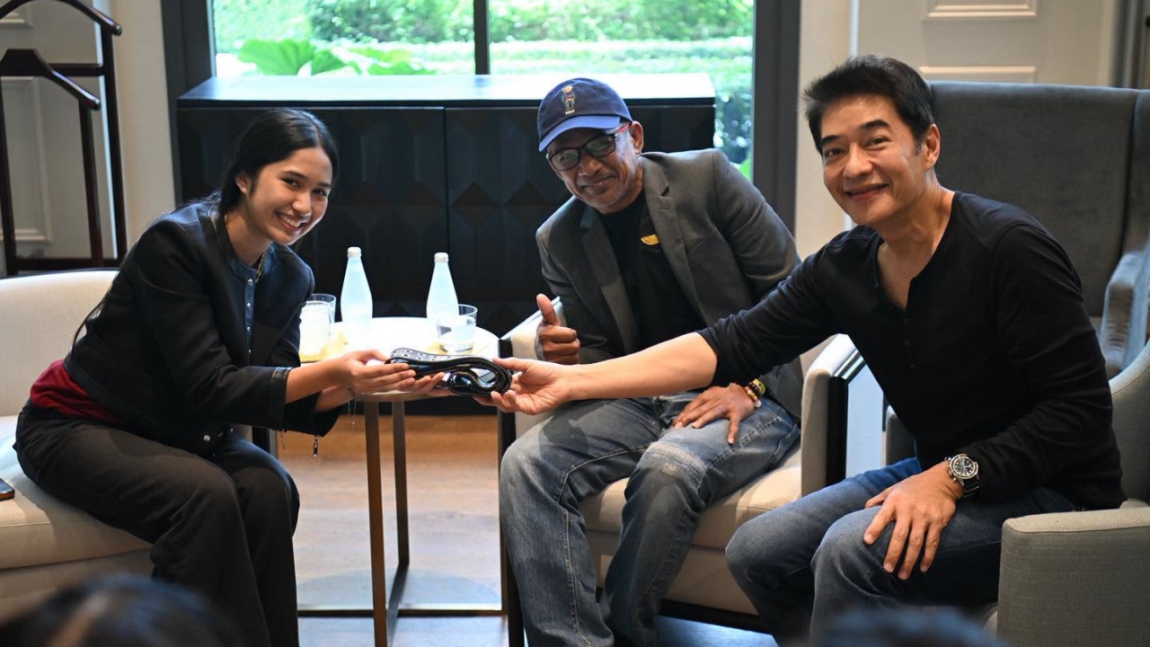 ก้อง สหรัถ มอบสายสะพายกีตาร์ให้ เนเน่ รอยัล ส่งกำลังใจลุ้นแชมป์ America's Got Talent 2026