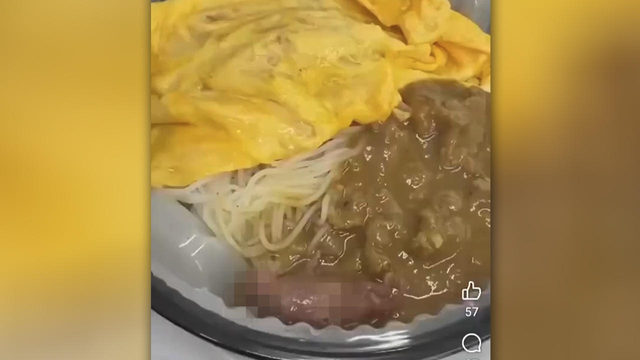 สุดช็อก ลูกค้าเจอลูกหนูดิ้นอยู่ในซอสพาสต้าที่ร้านอาหารฮ่องกง