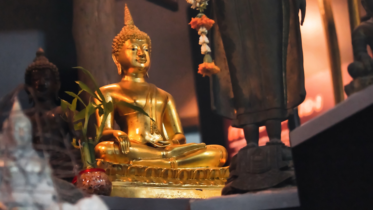 เช็กด่วน! วางพระเครื่องไว้ตรงไหนของบ้านดี? เปิดทิศมงคลและจุดต้องห้ามที่นักสะสมต้องรู้