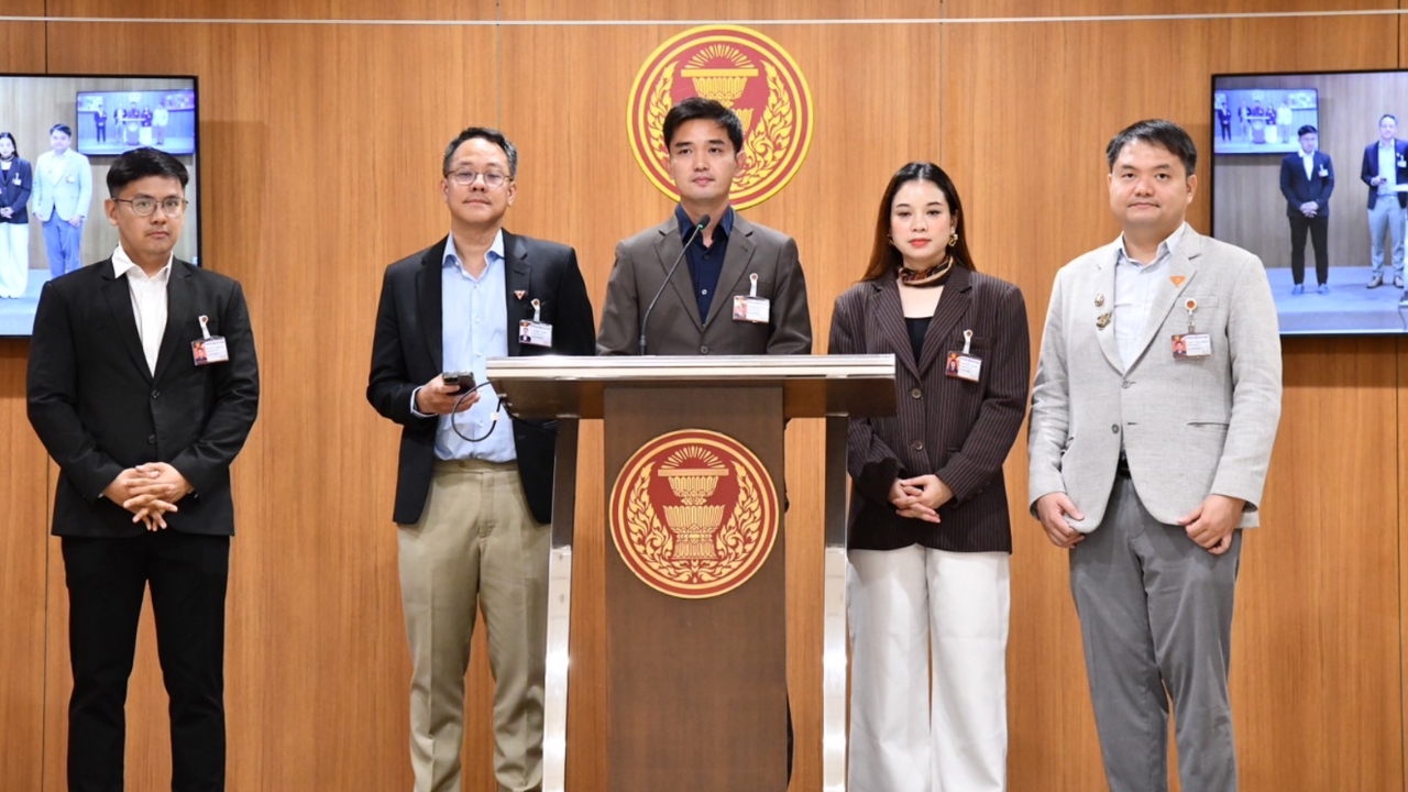 ปชน. ยื่นญัตติทบทวนการปฏิบัติหน้าที่ ปธ.-รอง ปธ.สภา ชี้ กระทบสิทธิ สส.