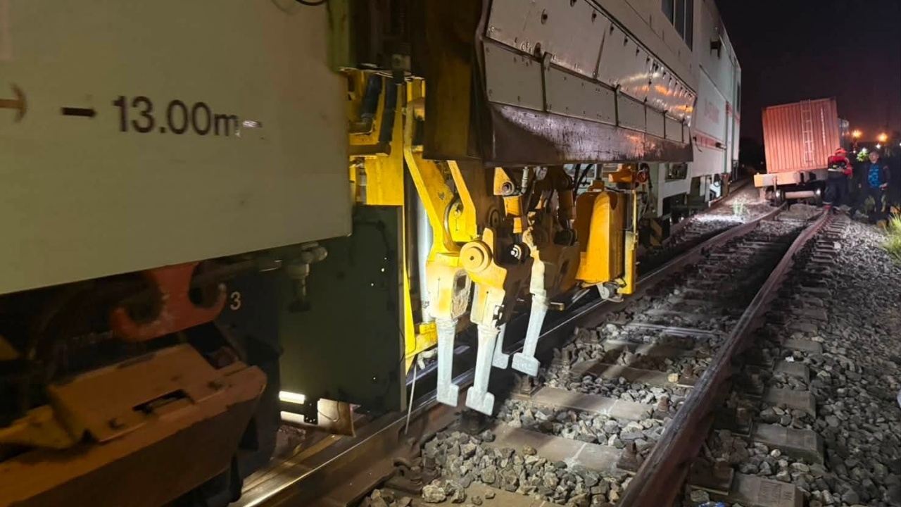 การรถไฟฯ เผยเหตุขบวนรถสินค้า ตกรางย่านสถานีชลบุรี พบ "น็อตยึดราง" สูญหาย 7 ตัว