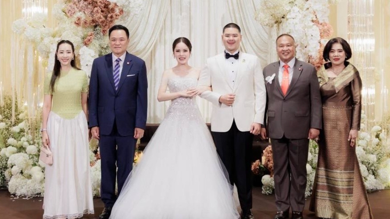 “อนุทิน” ควง “มาดามจ๋า” บินสุราษฎร์ธานี ร่วมงานแต่งลูกชาย “บิ๊กเกรียง”