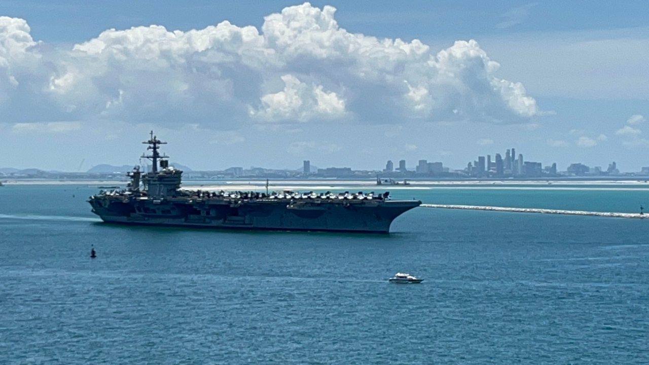 ลาแล้วไทยแลนด์ เรือ USS Abraham Lincoln ถอนสมอออกจากแหลมฉบัง หลังพักนาน 4 วัน