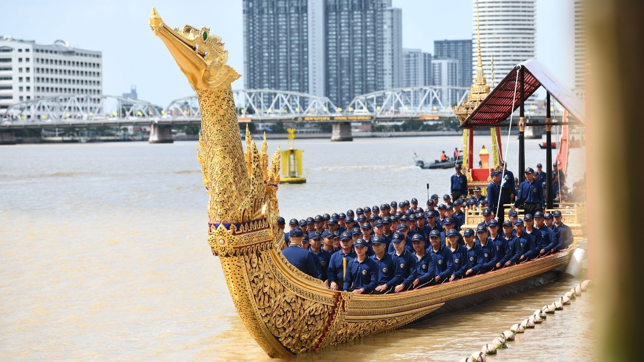 “นายกฯอนุทิน” ร่วมติดตามการซักซ้อม ขบวนพยุหยาตราทางชลมารค 