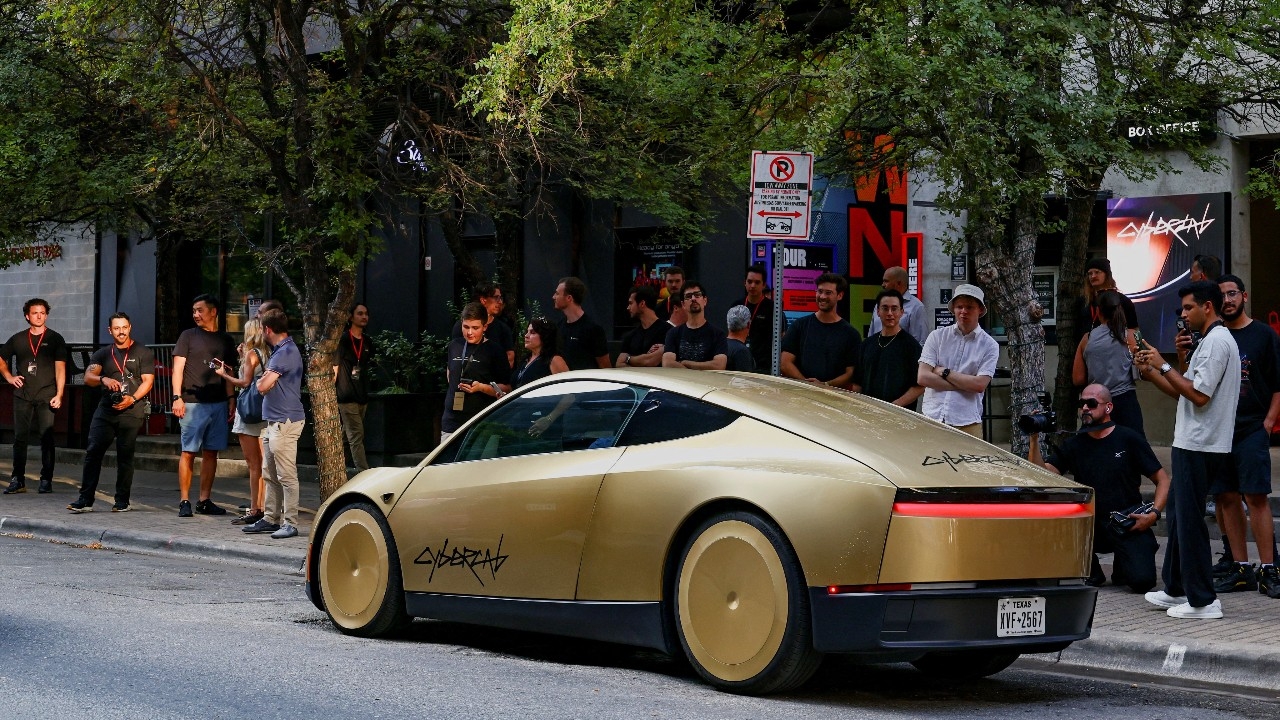 อีลอน มัสก์เปิดตัว "Cybercab" สีทองไร้พวงมาลัย วิ่งจริงบนถนนสหรัฐฯ หวังปฏิวัติรถไร้คนขับ