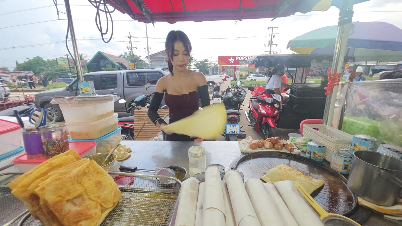 คิวแน่นร้าน โรตีแม่ค้าสาวสวยที่อุบลฯ ลูกค้าชมแป้งกรอบกำลังดี อุดหนุนตั้งแต่รุ่นพ่อ