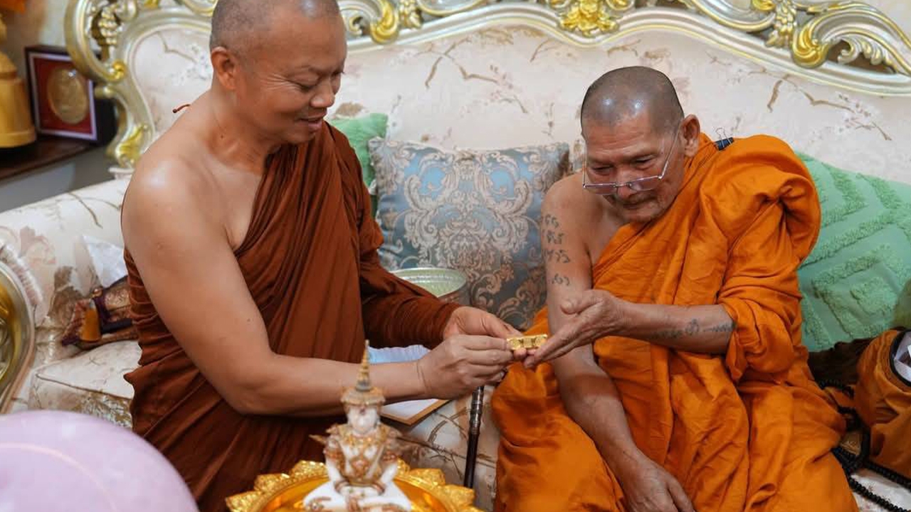 Luang Pu Sila Donates 16 Baht of Gold to Phra Boonsin for Creating First Edition Commemorative Coin
