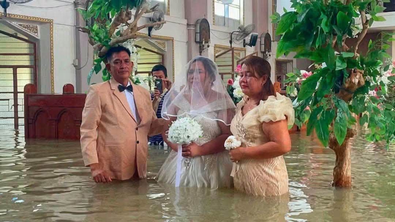 รักแท้ไม่แพ้น้ำท่วม บ่าวสาวฟิลิปปินส์ลุยน้ำเข้าพิธีแต่งงานในโบสถ์ แม้ระดับน้ำสูงเกือบถึงเอว