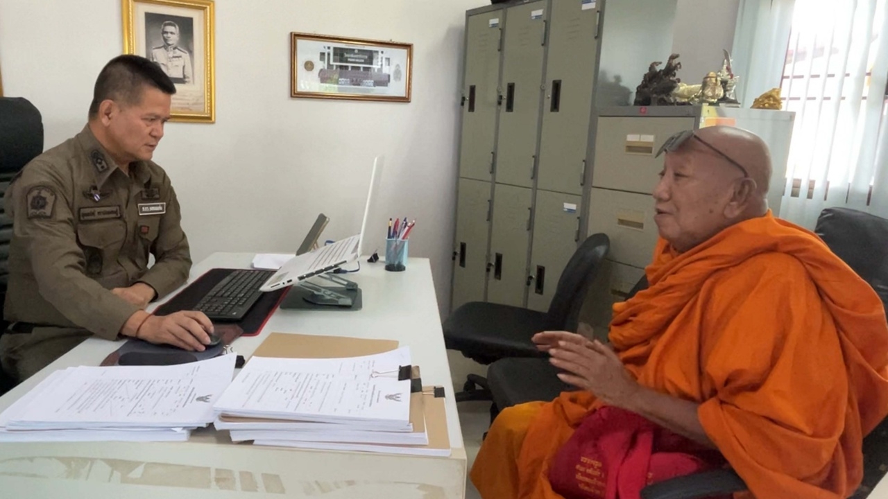 เจ้าอาวาสวัดป่าอดุลยาราม เข้าให้ปากคำตำรวจ คดี "ป้าดา" พร้อมพวก บุกรุกวัด