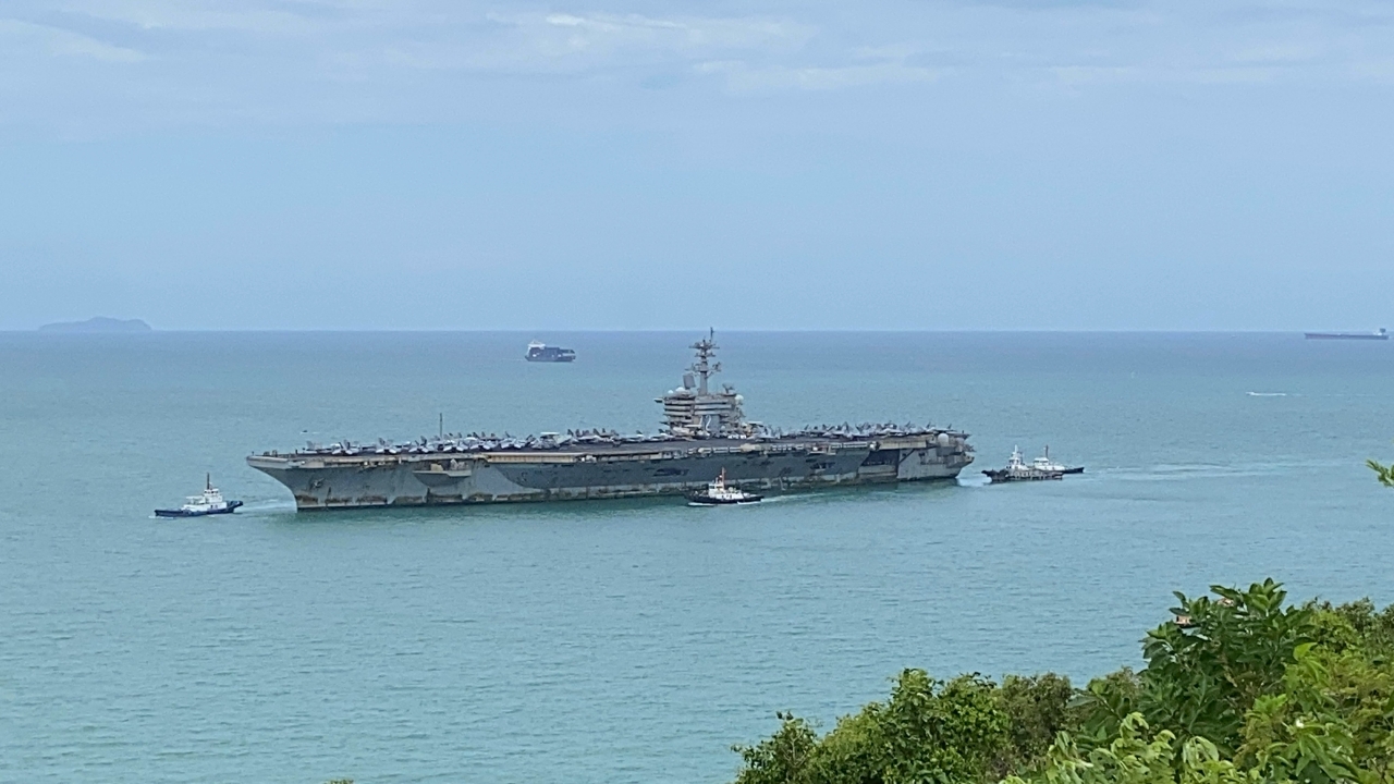 เทียบท่าแล้ว เรือ “USS Abraham Lincoln” ทหารสหรัฐฯ 5,000 นายทยอยขึ้นฝั่ง