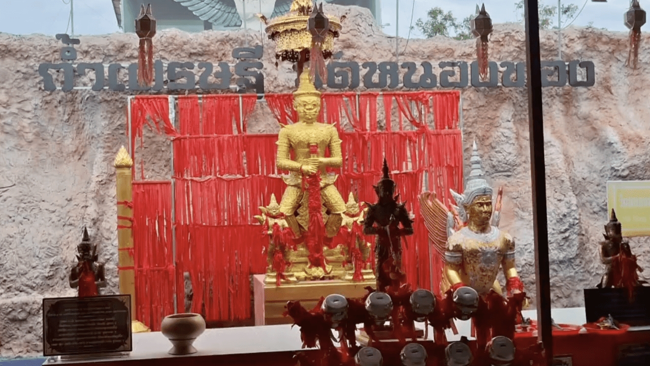 ศรัทธา "ท้าวเวสสุวรรณ" วัดหนองทอง คอหวยแห่ส่อง "เลขเด็ดงวดนี้" เสี่ยงโชค 1/9/69