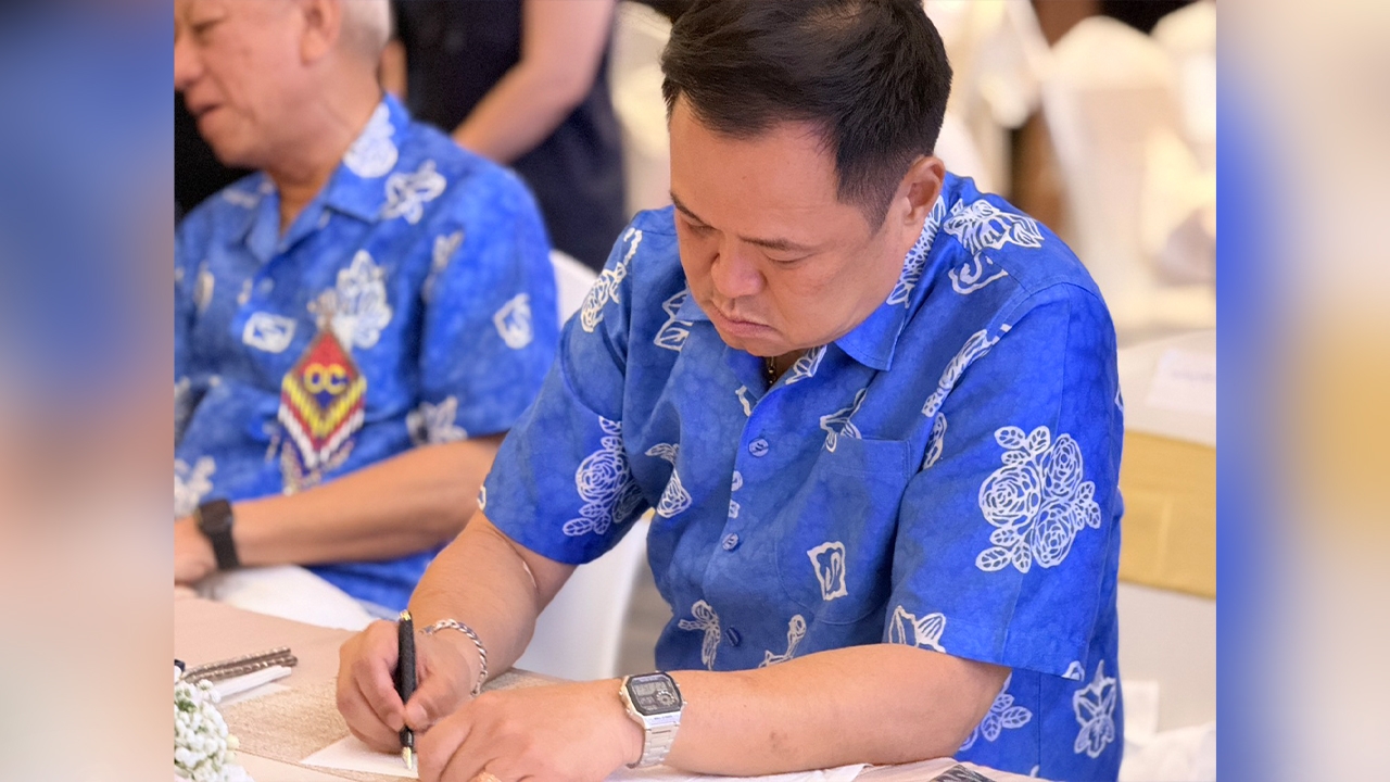 “นายกฯ” นั่งเซ็นเอกสาร เตรียมเข้าที่ประชุม “ครม.สัญจรสงขลา” พรุ่งนี้ 