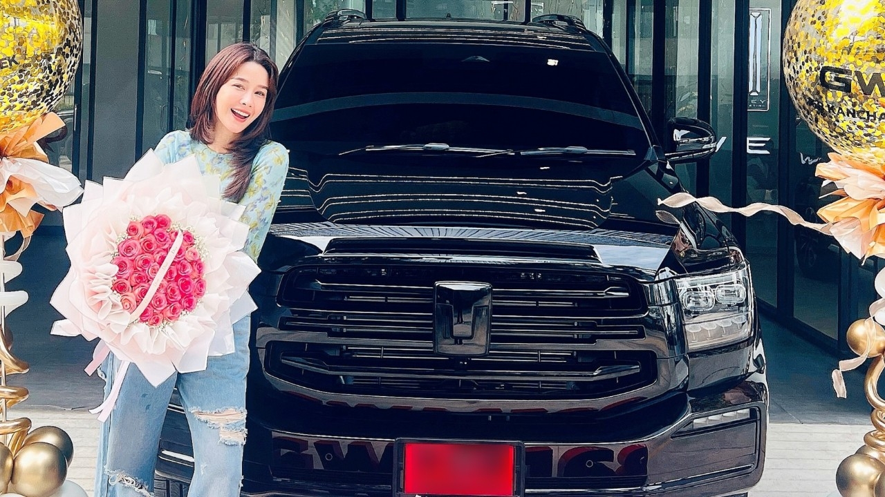 โม อมีนา ได้ฤกษ์ดีถอยรถป้ายแดงคันใหม่ แฟนๆ พร้อมใจส่องเลขทะเบียนรถ