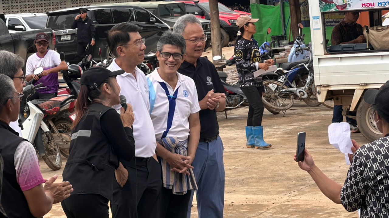 เลขาธิการพรรคประชาธิปัตย์ นำสมาชิกลงพื้นที่เมืองน่าน ลุยแจกถุงยังชีพช่วยเหลือผู้ประสบอุทกภัย 