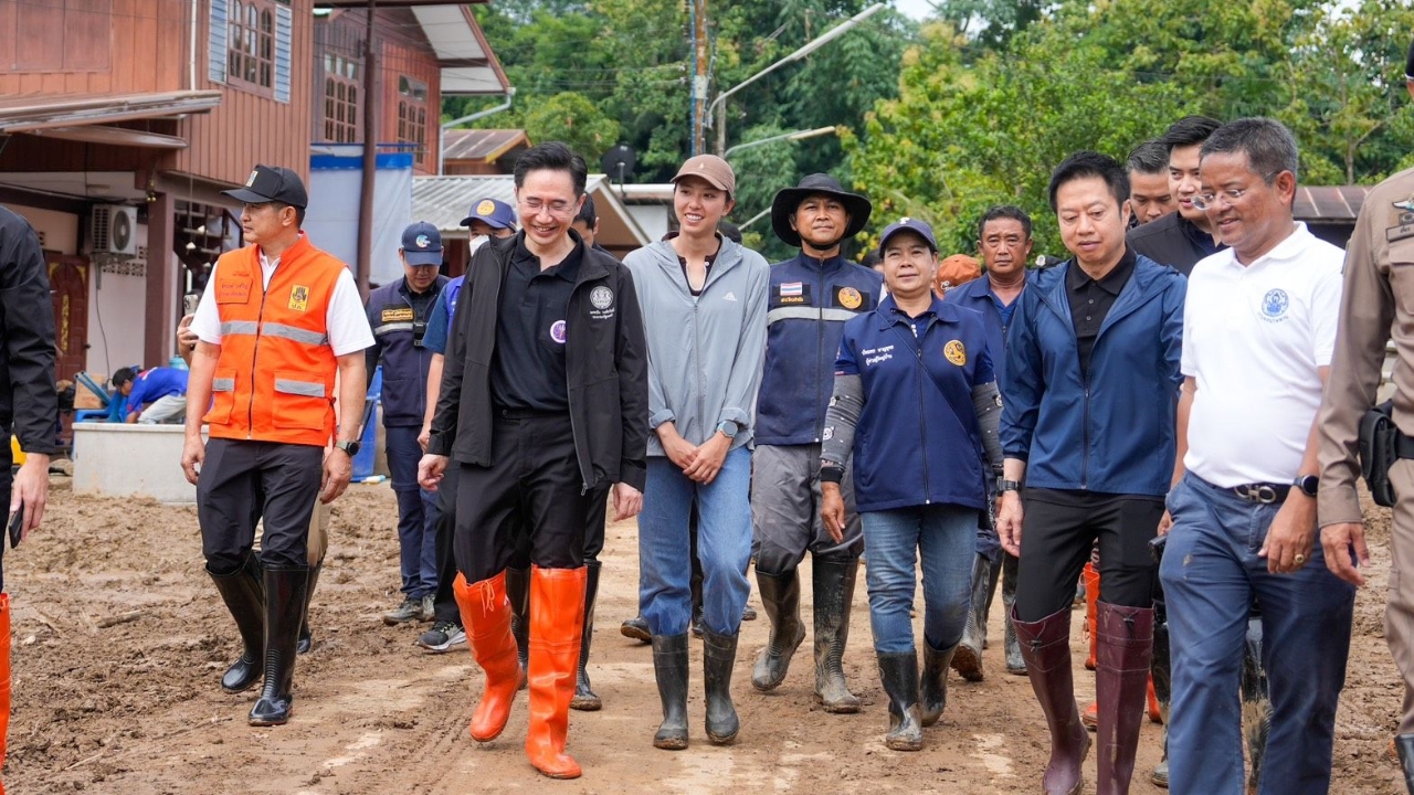 “ยศชนัน” ติดตามฟื้นฟูน้ำท่วม ให้กำลังใจชาวบ้าน มอบแบบบ้านใหม่