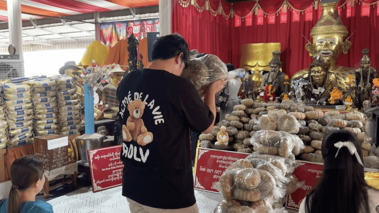 หนุ่มธุรกิจปัง ถวายฟักทอง 100 ลูก แก้บน "ปู่ฤาษีพรหมเมศ" ไม่ลืมส่องเลขเด็ด 1/9/69
