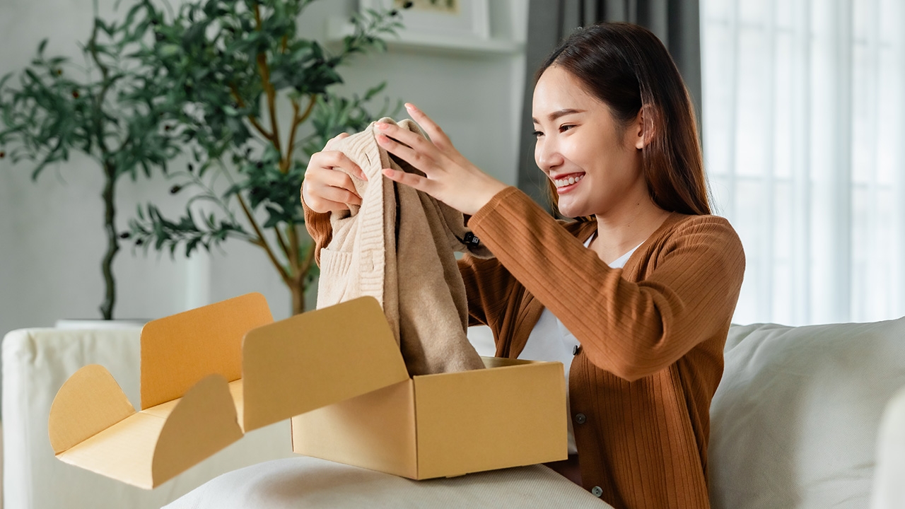 ซื้อเสื้อผ้าใหม่ อย่าเพิ่งใส่! ภัยเงียบ 3 สิ่งตกค้างในเนื้อผ้า เสี่ยงผื่นคันทำร้ายผิว