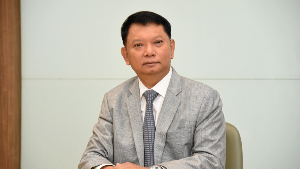 “ฐิติเชฏฐ์” บอกนักศึกษา พตส. ต้องรีบไปประชุม กกต. ก่อนหนีสื่อปัดตอบคดีฮั้ว สว.
