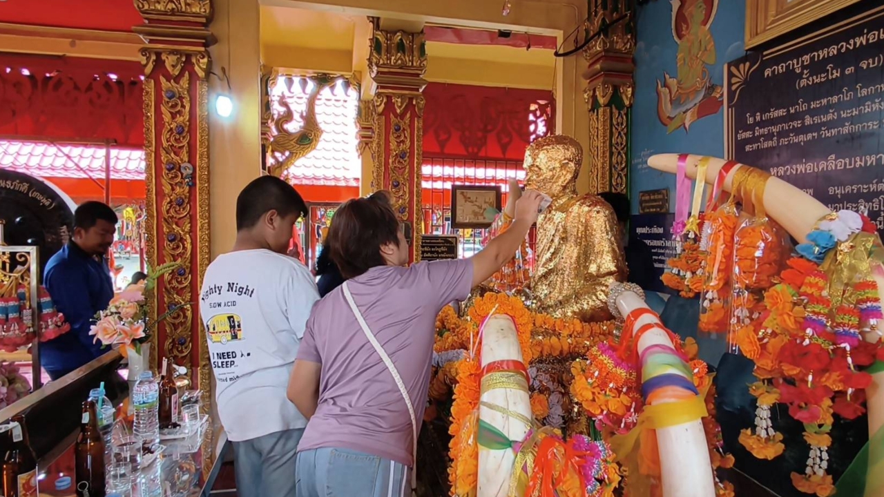 สายมูแห่ขอโชค “หลวงปู่เคลือบ” ล้วงไห-เสี่ยงเซียมซี ได้เลขเด็ดลุ้นงวด 16/8/69