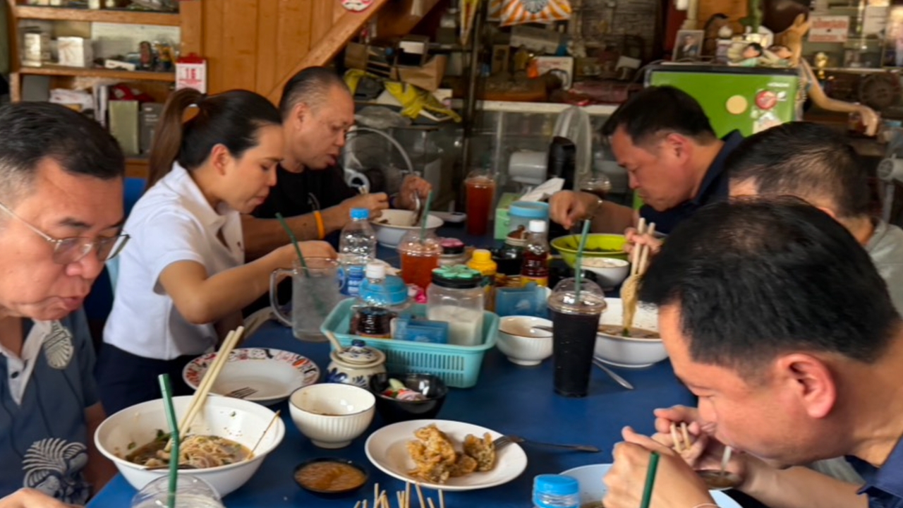 “อนุทิน-เนวิน” ทัวร์บุรีรัมย์วันหยุด กินร้านริมทาง ปลื้มคนชมไทยช่วยไทยพลัส