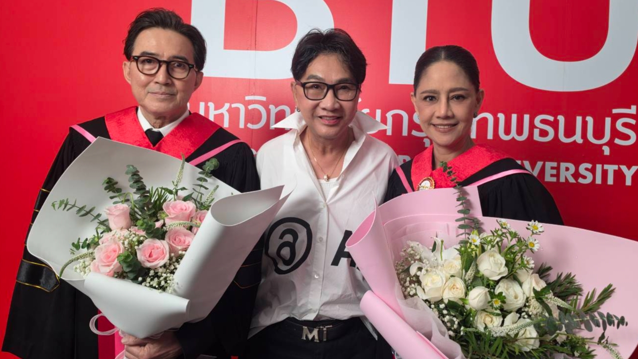 “นก ฉัตรชัย-นก สินจัย” เข้ารับปริญญากิตติมศักดิ์ ม.กรุงเทพธนบุรี "ไก่ วรายุฑ" ร่วมยินดี 