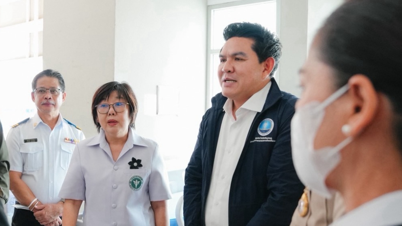 “สุรศักดิ์” เยี่ยมนักท่องเที่ยวต้นไม้ล้มทับที่อยุธยา สั่งดูแล-เยียวยาเต็มที่