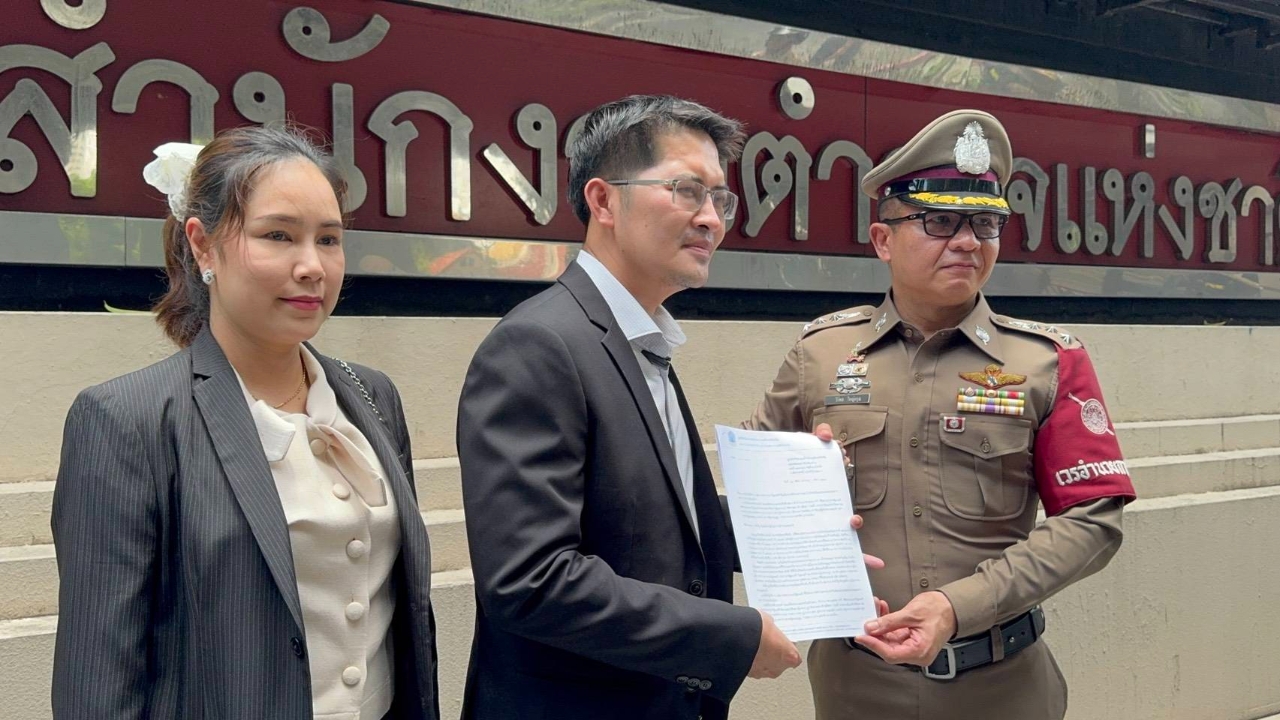 "เต้ มงคลกิตติ์" บุก ตร. ยื่น ผบ.ตร.ตั้งด่านค้นรถนักการเมือง อ้างซุกอาวุธสงคราม