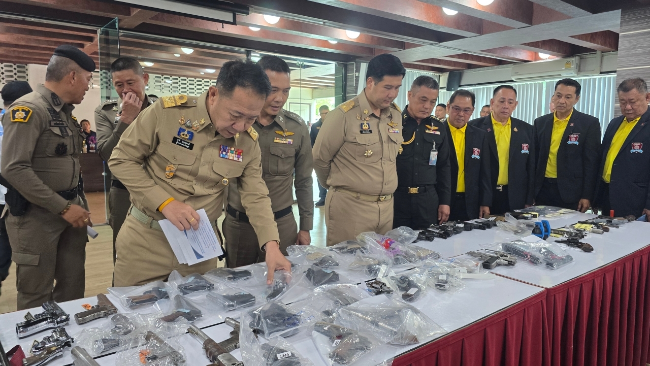 ปกครอง-ตร. ผนึกกำลังปราบอาชญากรรมในชลบุรี ยึดปืนเถื่อน 71 กระบอก กระสุนเพียบ
