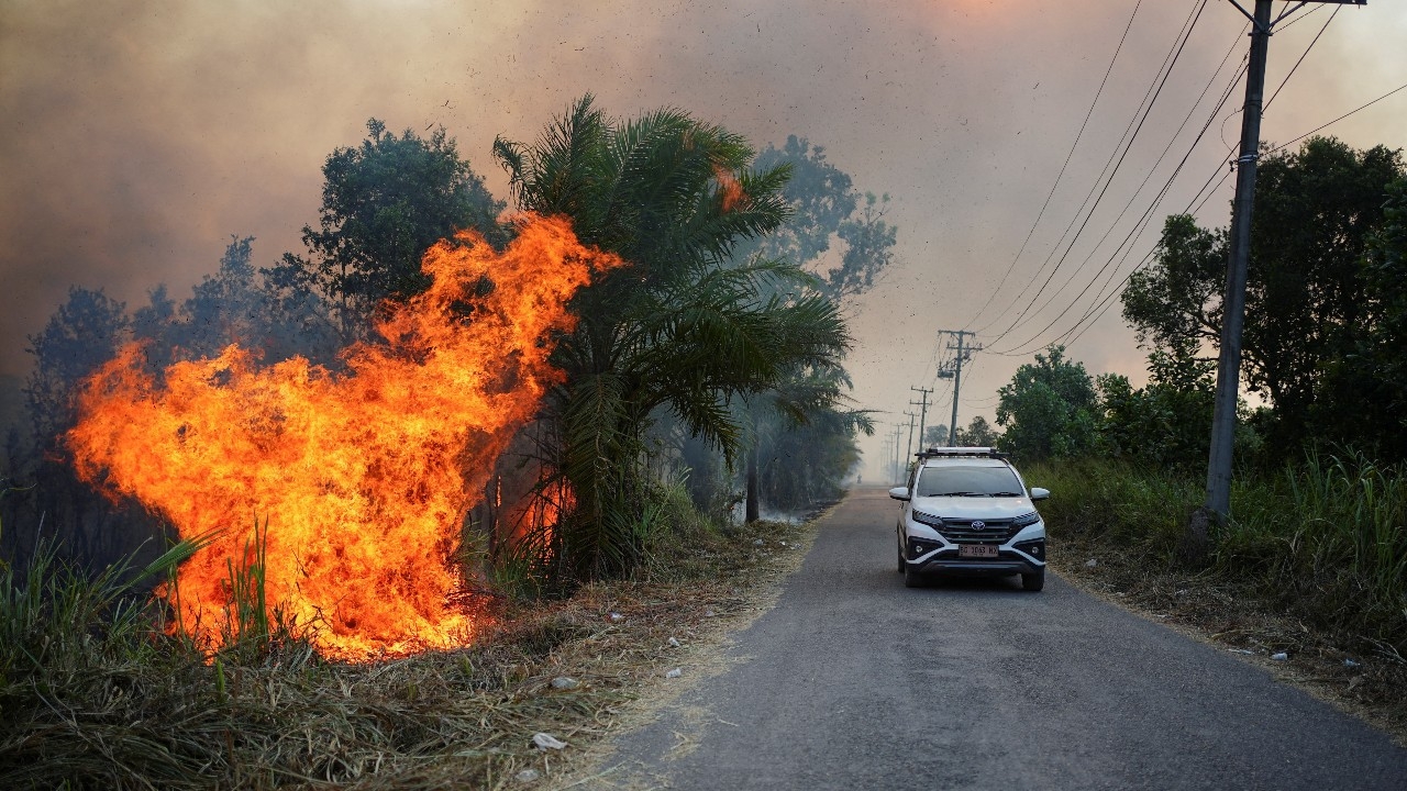 อินโดนีเซียรวบ 72 ผู้ต้องสงสัย จุดไฟป่า-เผาที่ดิน ต้นเหตุหมอกควันพิษกระทบ ปชช. 3 ล้าน