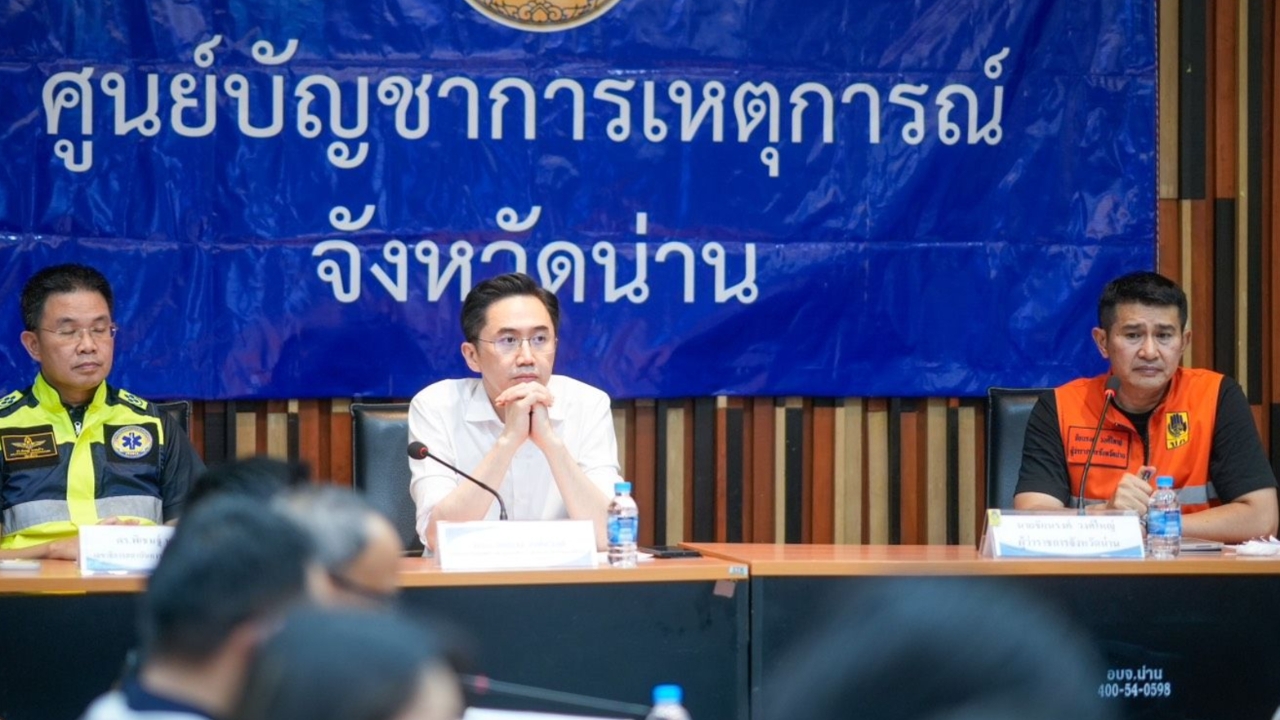 “ยศชนัน” เรียกประชุมกลางดึก สั่ง เฝ้าระวังดินสไลด์ 3 อำเภอ ในจ.น่าน หลังฝนถล่มหนัก