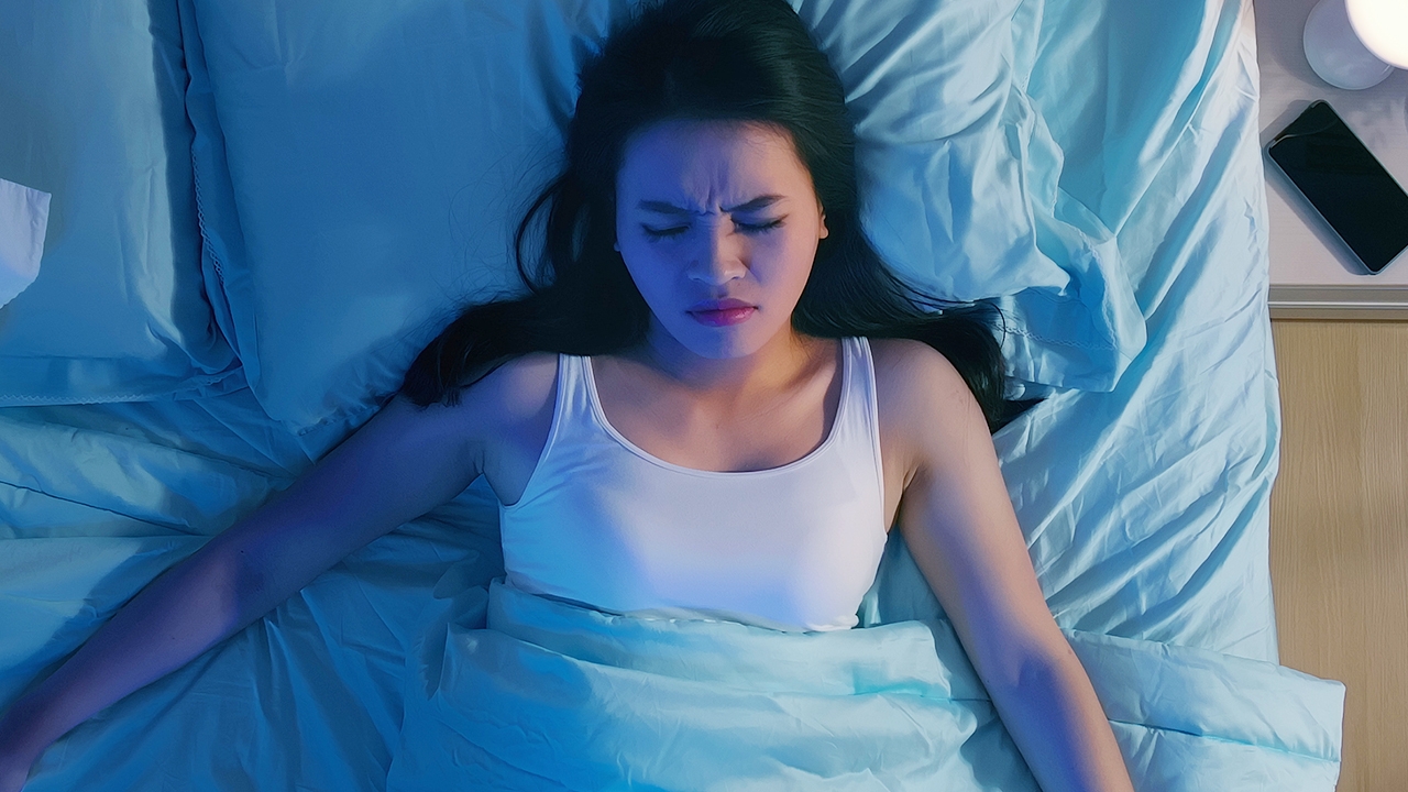 อาการ "ผีอำ" เกิดจากอะไร? ทำไมรู้สึกตัวแต่ขยับไม่ได้ เป็นเรื่องลี้ลับจริงไหม