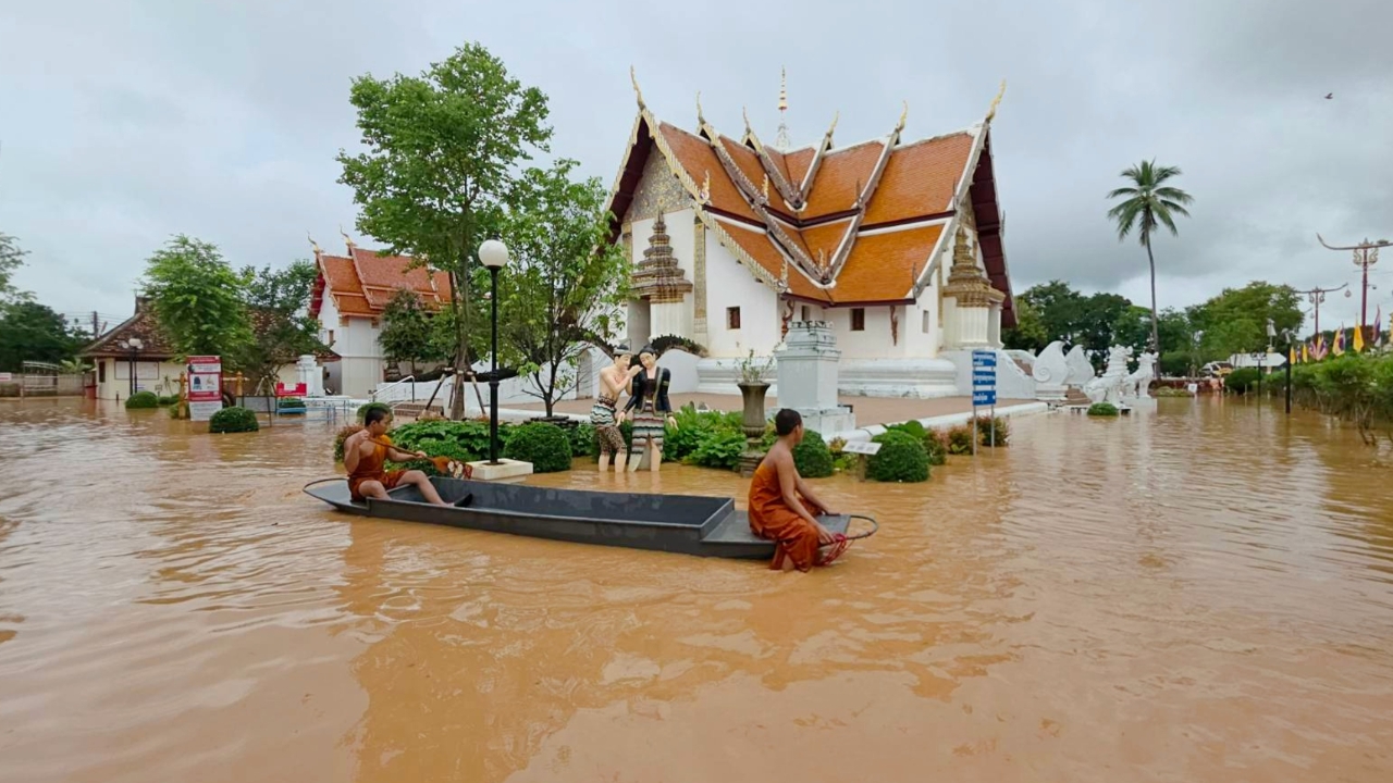 น้ำท่วมน่าน “วัดภูมินทร์” หวั่นฐานพระอุโบสถทรุด กระทบปู่ม่านย่าม่าน กระซิบรักบันลือโลก