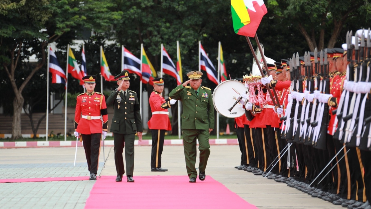 กองทัพไทย จัดทหารกองเกียรติยศสามเหล่าทัพ ต้อนรับ “ผบ.ทหารสูงสุดเมียนมา” คนใหม่