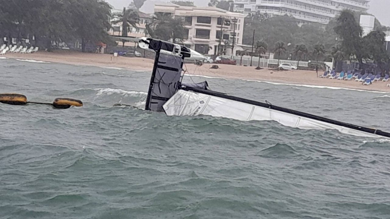 เจ้าหน้าที่กู้ภัยลุยฝ่าคลื่นลม ช่วย "นักกีฬาเรือใบ" เรือล่มกลางทะเล หาดจอมเทียน