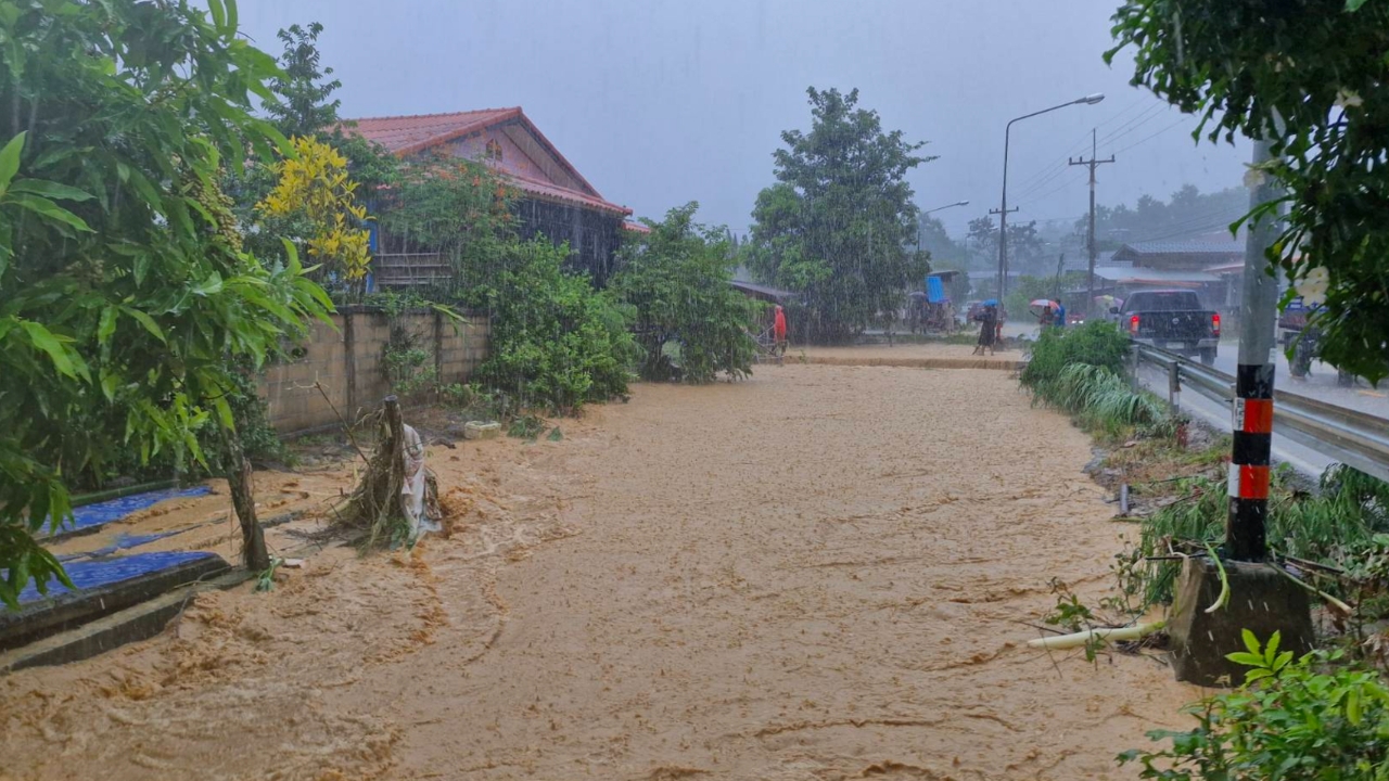 พะเยาอ่วม น้ำป่าไหลท่วมบ้านเรือน สั่งปิดโรงเรียน 2 แห่ง หลังฝนตกหนัก