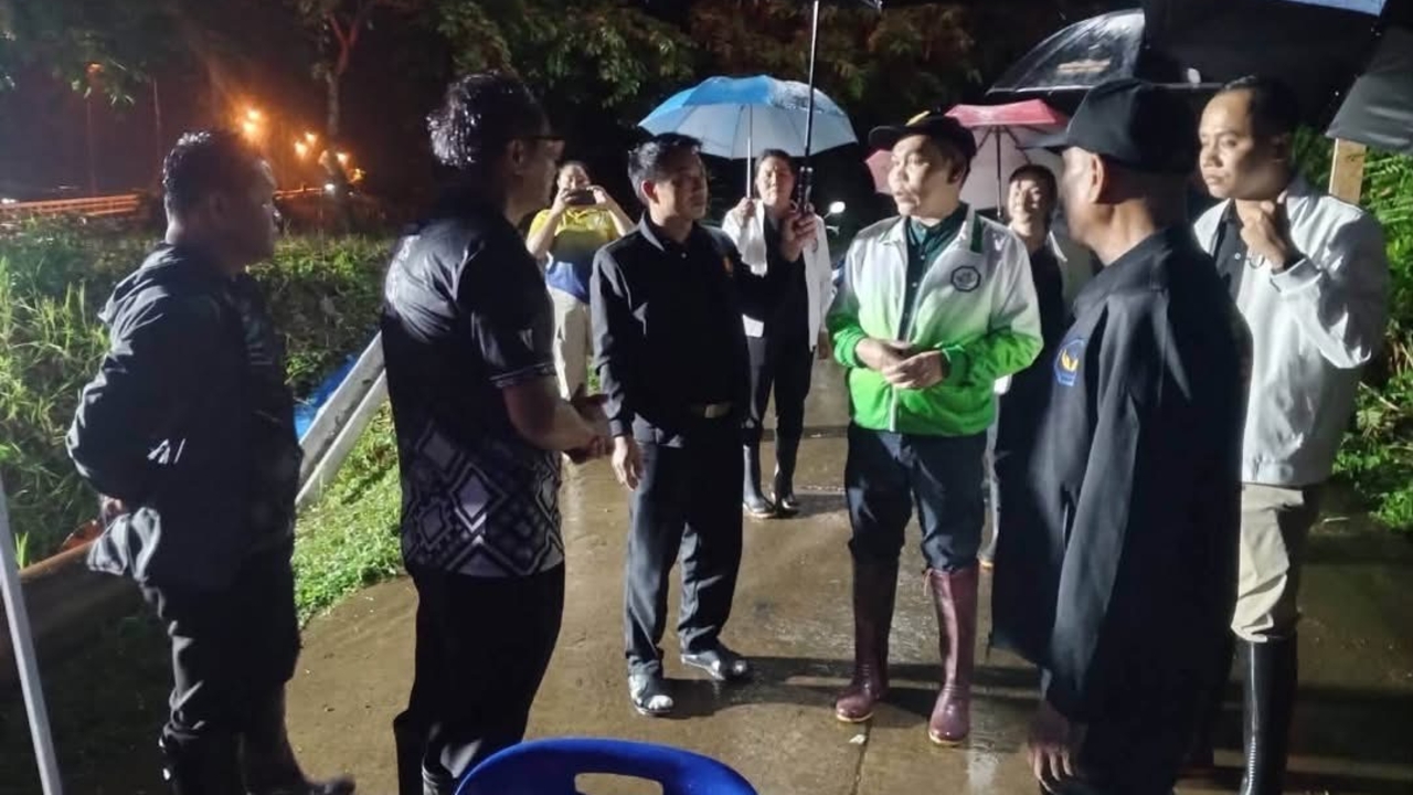 “ประสิทธิ์” ลงเวียงสาตรวจจุดเสี่ยงบ้านไหล่น่าน เฝ้าระวังน้ำหลากคืนนี้ 